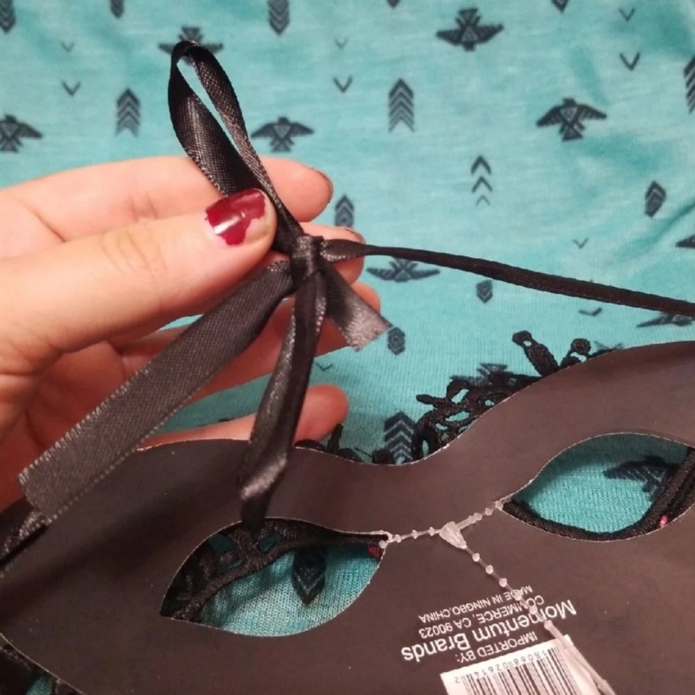 Masquerade Mask - Picture 2 of 3